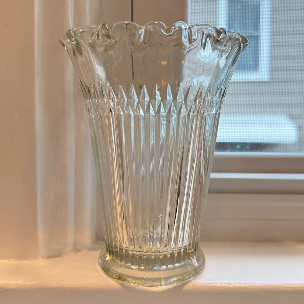 Ribbed Glass Vase with Wavy Trim